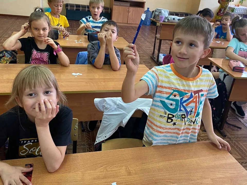 Ученики IТехно проводят безопасный химический опыт