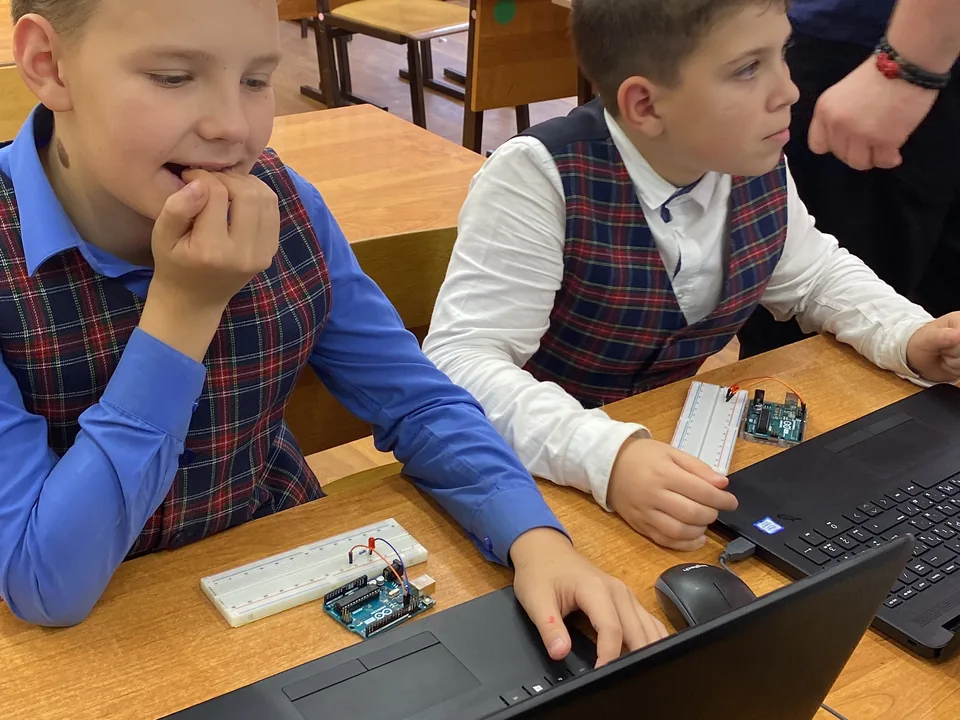 Ученики IТехно программируют Arduino и собирают схемы