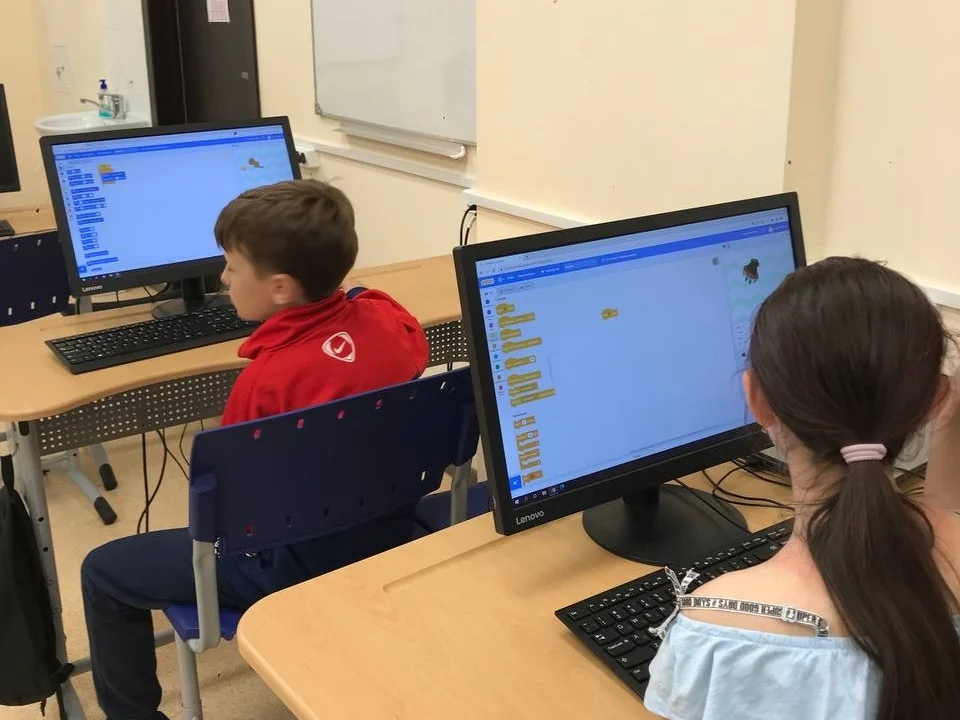 Ученики IТехно программируют проекты в Scratch