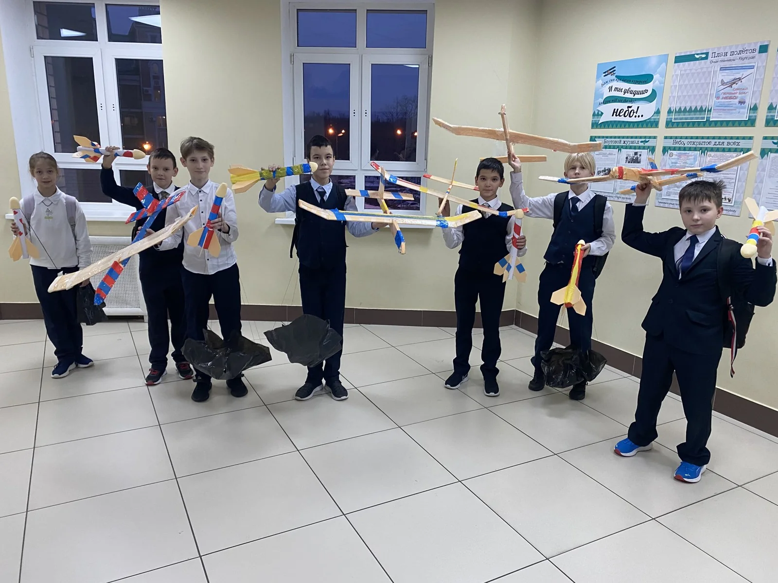 Ученики IТехно с готовыми авиамоделями